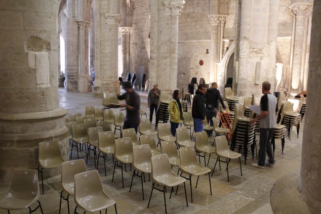 Les bénévoles remplacent les bancs d'église par des chaises de concert